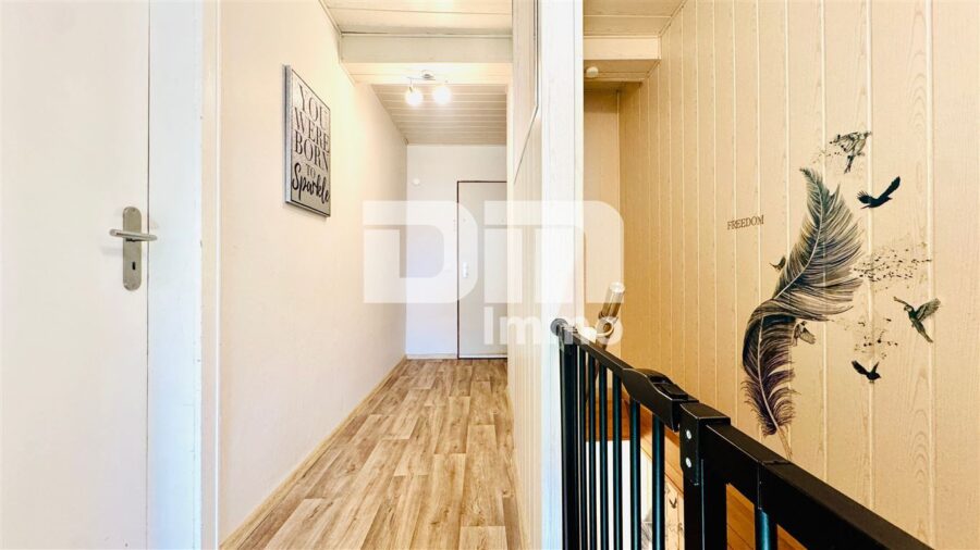 Vielseitiges Immobilien-Ensemble mit 2 modernisierten Haushälften + Carport und Garten/Terrasse - Haus 1 OG / DG Flur / Diele